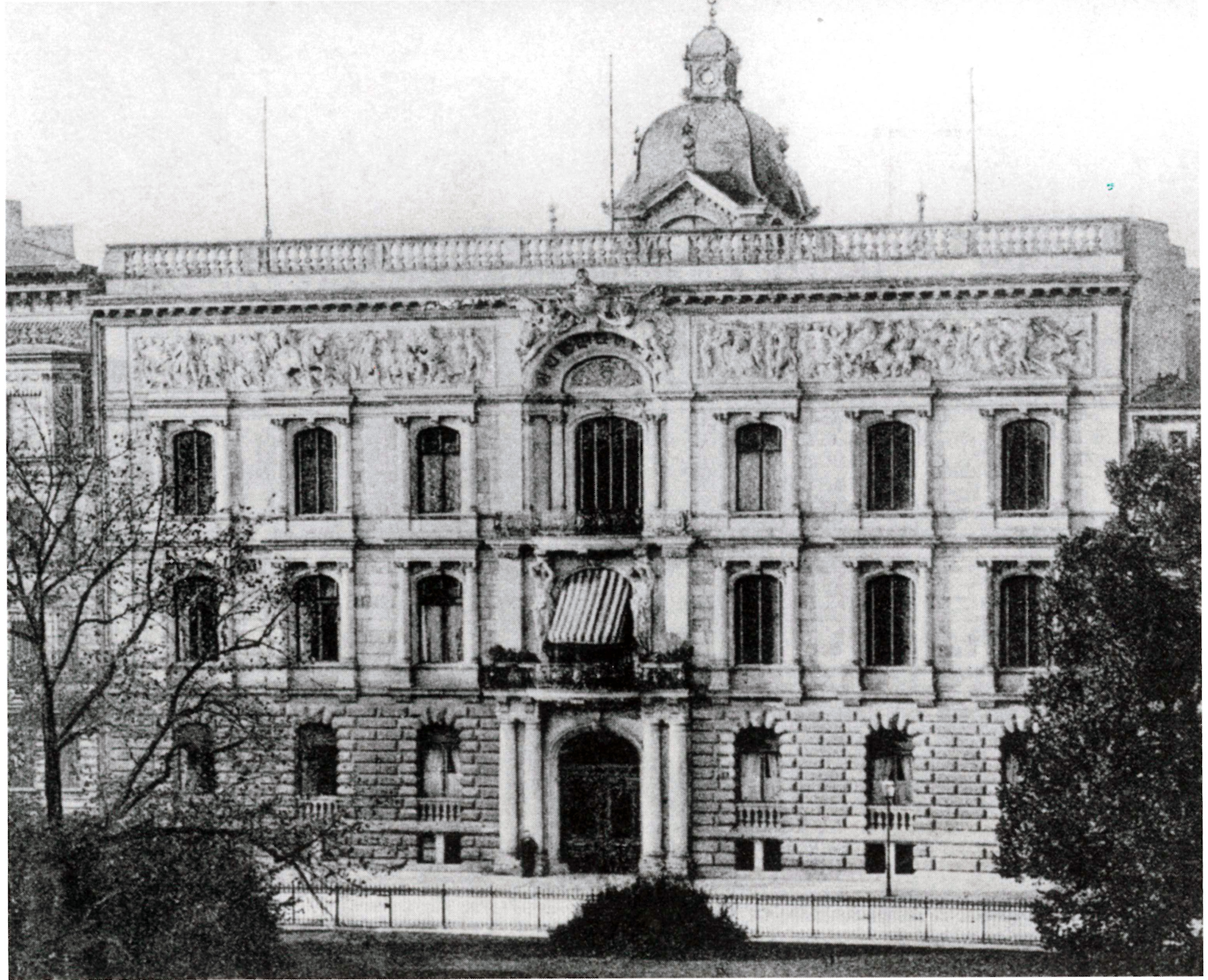 A black and white image of the three or four story Mosse Palais.