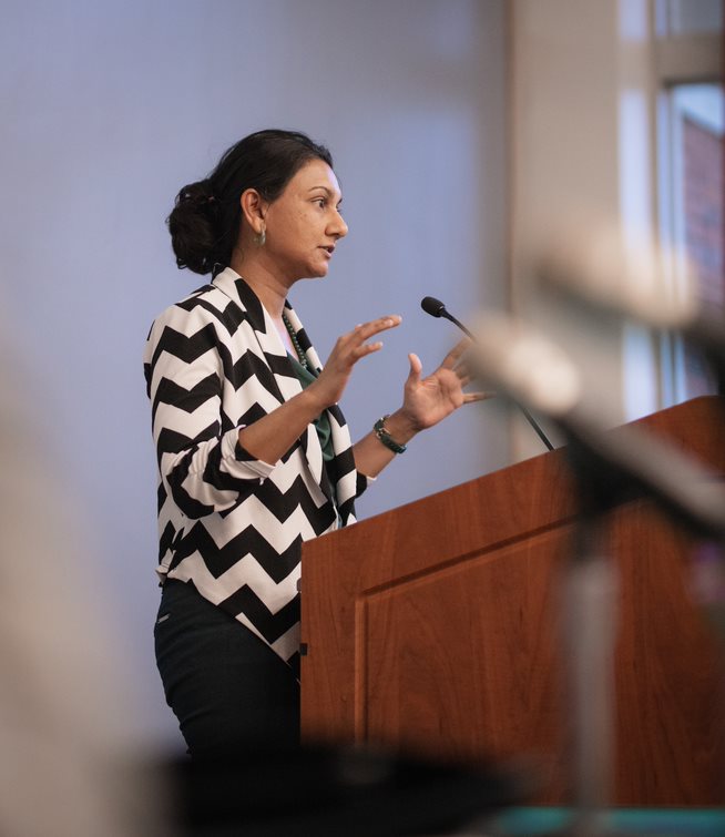 Gloria Noronha at the podium