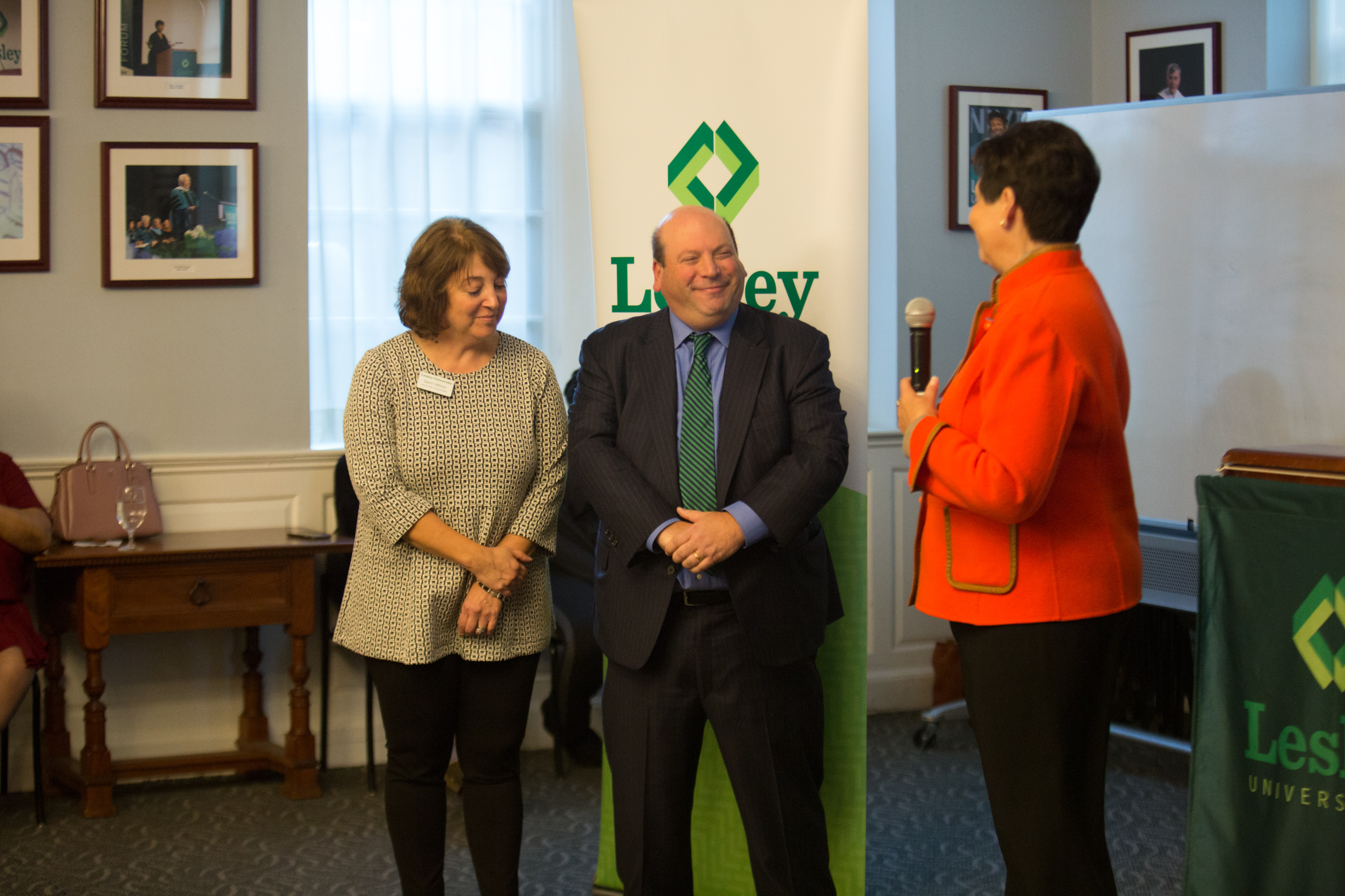 Board member Barbara Russell speaks to Jeff and Gerri Weiss.