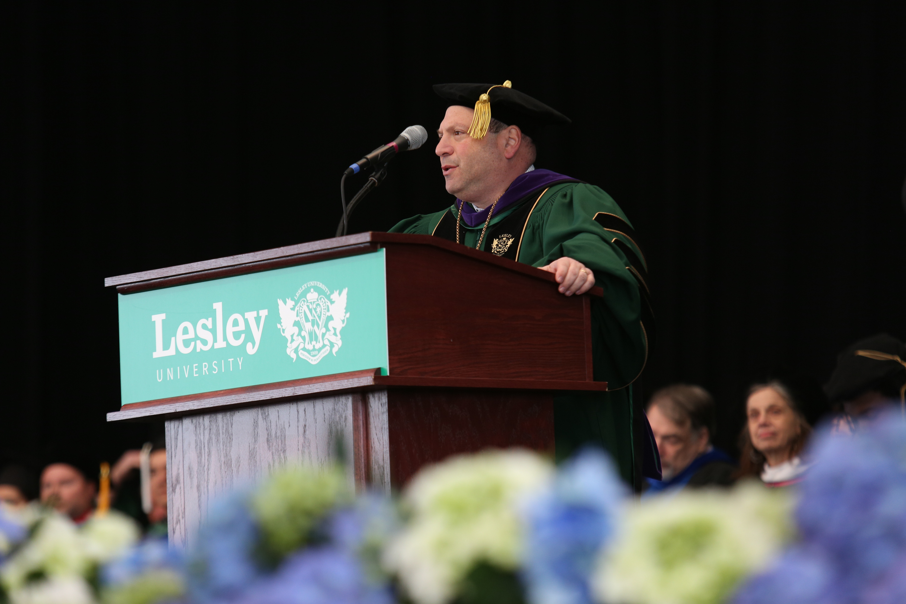 Jeff Weiss speaks at the podium at commencement 2018
