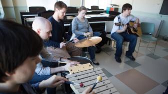 students in music therapy class