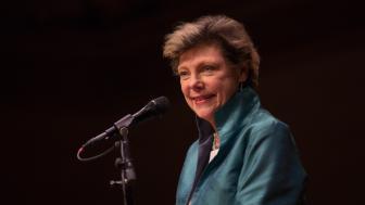 Cokie Roberts speaks at the podium.