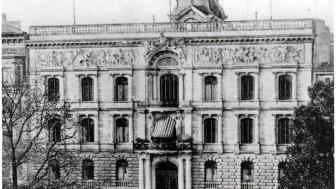 A black and white image of the three or four story Mosse Palais.
