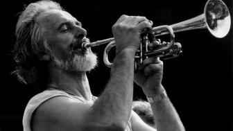 Photo of Paolo Knill playing the trumpet