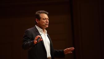 Peter Diamandis speaking on stage