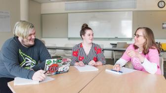 Jo-Anne Hart (right) discusses history with students.