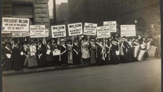 Suffragists protest woodrow wilson in 1916