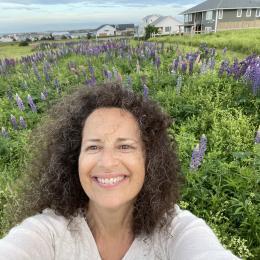 photo of Tracy in a field