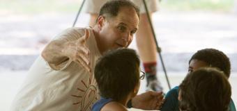 Lesley alumnus David Levine '84 talking with students