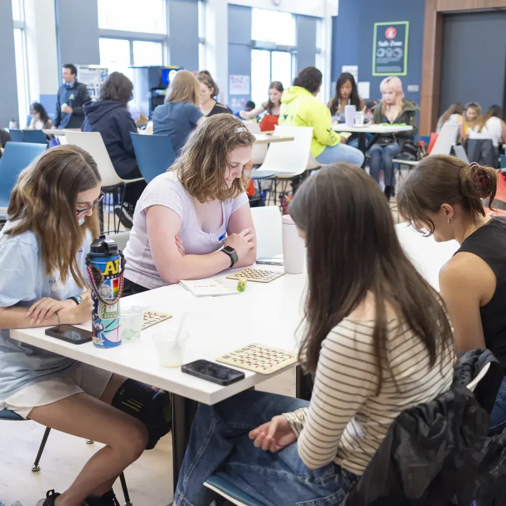 Students sitting around a lunch table in the dining hall