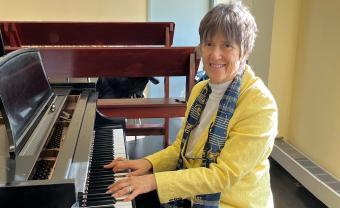 Thalia Vitikos '84 at the piano