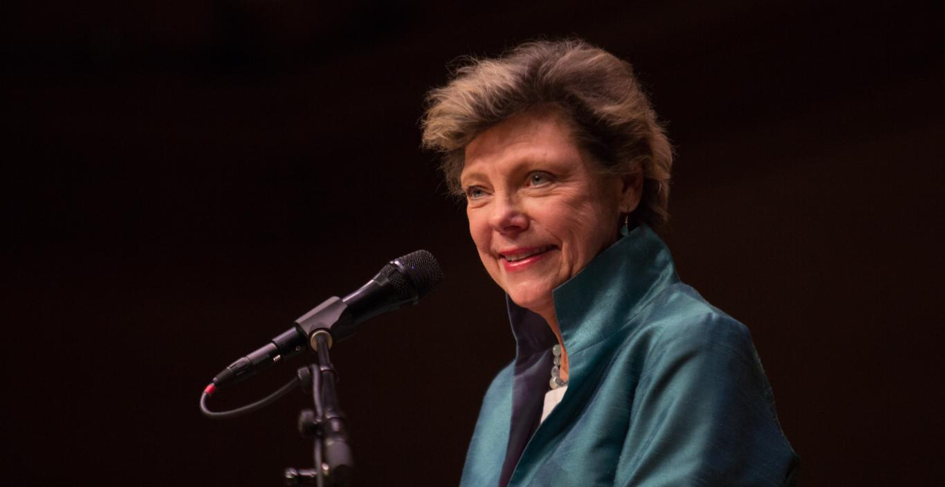 Cokie Roberts speaks at the podium.