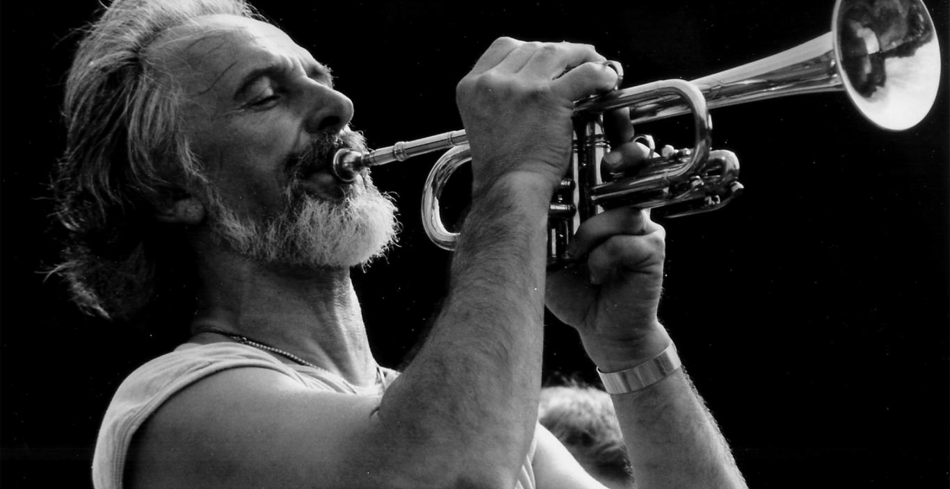 Photo of Paolo Knill playing the trumpet