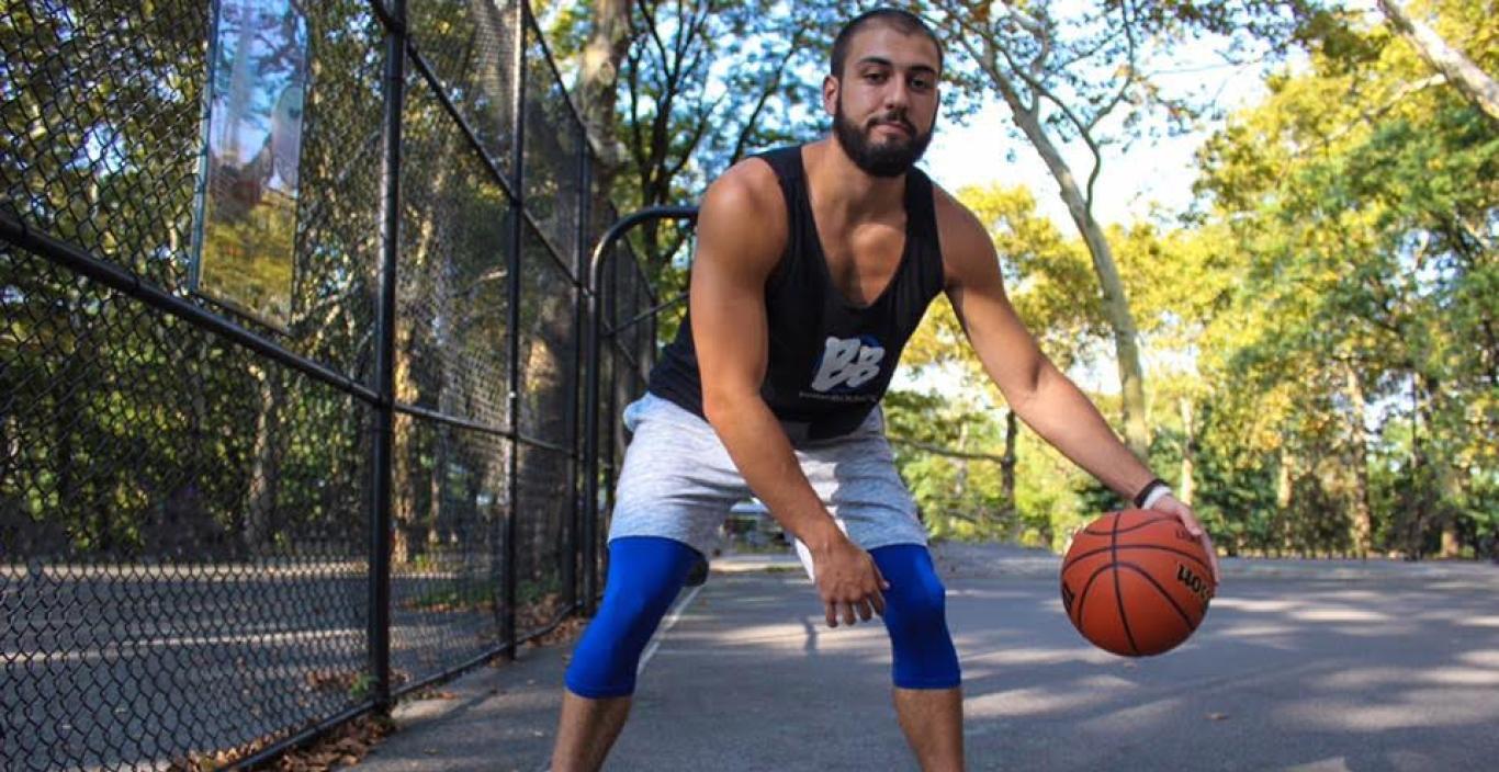 Mike Kaufman dribbles a basketball.