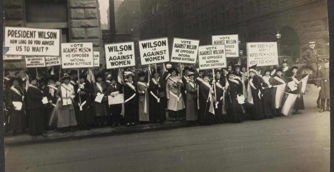 Suffragists protest woodrow wilson in 1916